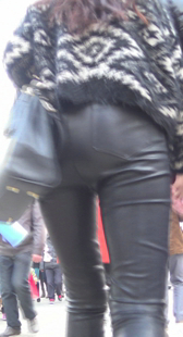 街拍成熟皮裤少妇