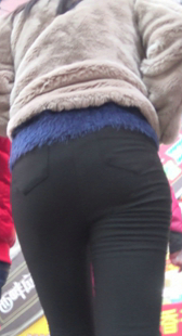 街拍成熟打底宽臀少妇