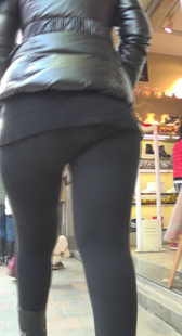 黑裤包臀紧身少妇