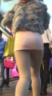 紧身呢绒包臀少妇