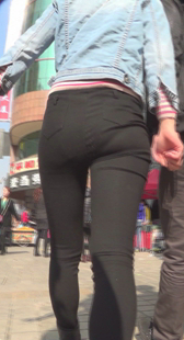 街拍紧身打底少妇身材好