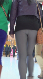 街拍紧身包臀小妹