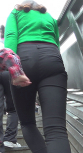 紧身包臀黑裤上楼梯