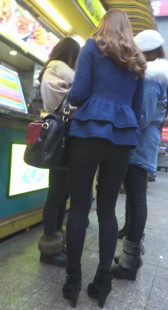 跟拍黑裤小少妇身材好