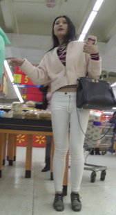 跟拍超市打底白裤少妇