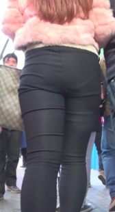 宽臀紧身黑裤少妇