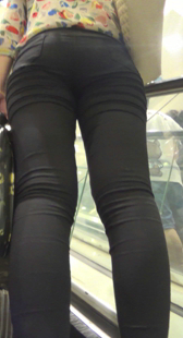 电梯紧身打底黑裤少妇