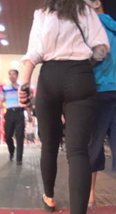 大屁股打底黑裤少女