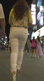 紧身白裤大屁股成熟少妇