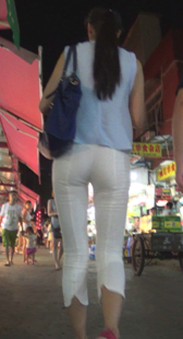 性感翘臀白紧布裤美少妇