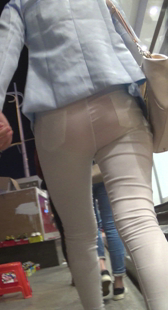 包臀白裤性感红内