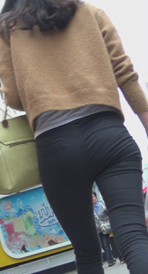 街拍紧身西裤小妹