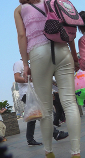 性感白紧皮裤小少妇