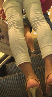 长腿翘臀白裤美少妇