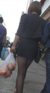 跟拍短裙黑丝性感少妇