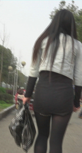 街拍OL翘臀黑丝少妇
