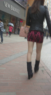 街拍短裙长腿美少妇