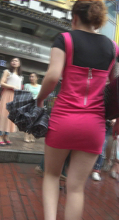 街拍超短裙美腿少妇