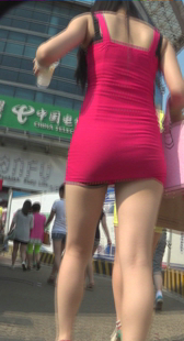 和超短裙美女一起去逛超市