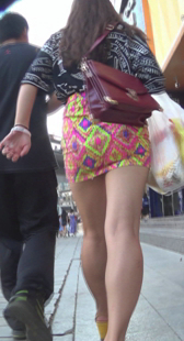 街拍高跟花裙雪白大腿