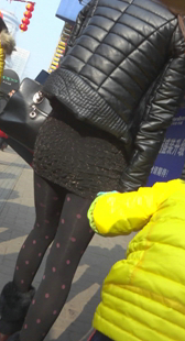 街拍黑丝包臀成熟少妇
