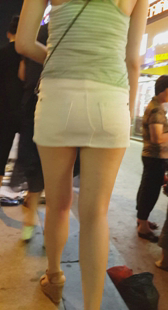 超短白裙美腿少妇