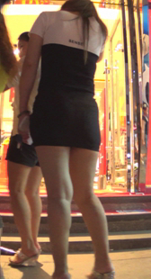 宽臀白腿脚小少妇