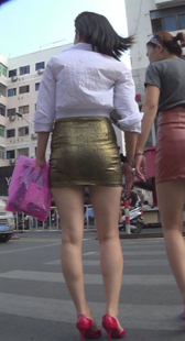 土豪金短裙红高跟性感少妇