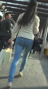 紧身牛仔小妹身材好