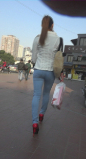 街拍牛仔高跟紧身少妇