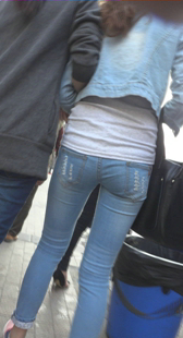 街拍蓝牛紧身妹