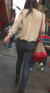 少妇丰臀走路好会扭