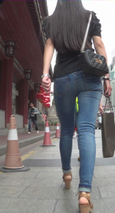 街拍性感紧身牛仔少妇身材好