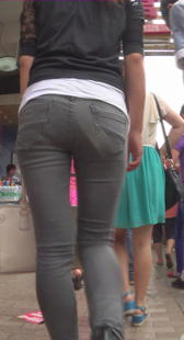 跟拍紧身牛仔小少妇角度超好