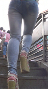 街拍超紧身牛仔小少妇上楼梯