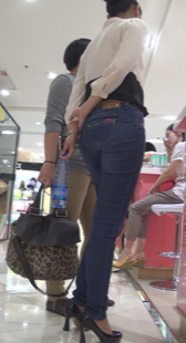 超市高挑长腿紧身牛仔小少妇