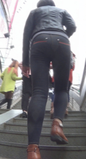 街拍紧身圆臀小妹