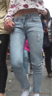 紧身牛仔小妹前后夹攻