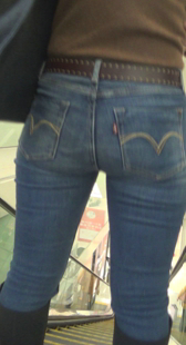 紧身牛仔少妇走路张好开