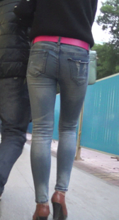 街拍紧身牛仔长腿小少妇