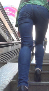 上楼梯才能体现宽臀大屁股