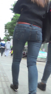 紧身牛仔少妇走路就是会扭