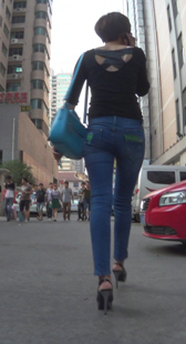 高挑长腿牛仔少妇