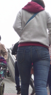 高挑牛仔小妹上楼梯