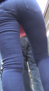 长腿蓝牛少妇上楼梯