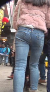 紧身包臀牛仔少妇