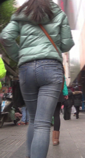 街拍紧身牛仔包臀骚妇