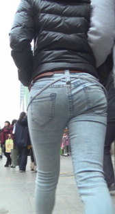 街拍细腰翘臀大屁股小妹