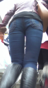 长腿包臀少妇上楼梯