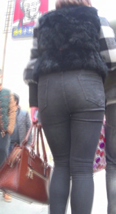 街拍紧身灰牛宽臀少妇